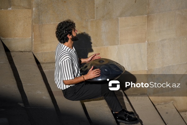 Hisslərlə ifa edilən handpan musiqi aləti