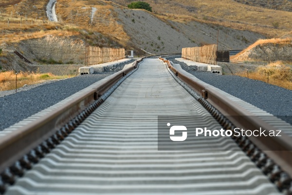 Horadiz-Ağbənd dəmir yolu ilə yüklərin daşınmasına başlanıb