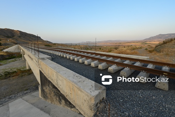 Horadiz-Ağbənd dəmir yolu ilə yüklərin daşınmasına başlanıb