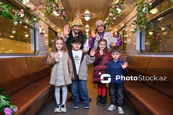 "İçərişəhər" metrostansiyasında sərgilənən retro vaqonlar