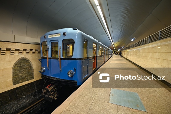 "İçərişəhər" metrostansiyasında sərgilənən retro vaqonlar
