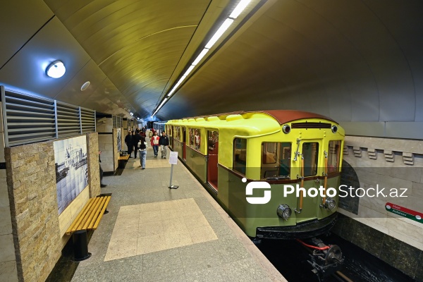 "İçərişəhər" metrostansiyasında sərgilənən retro vaqonlar