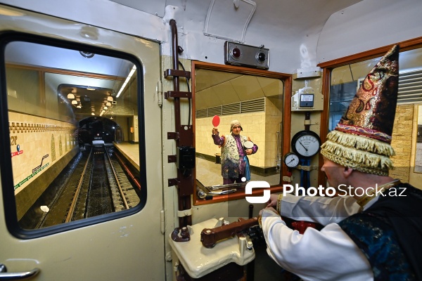 "İçərişəhər" metrostansiyasında sərgilənən retro vaqonlar