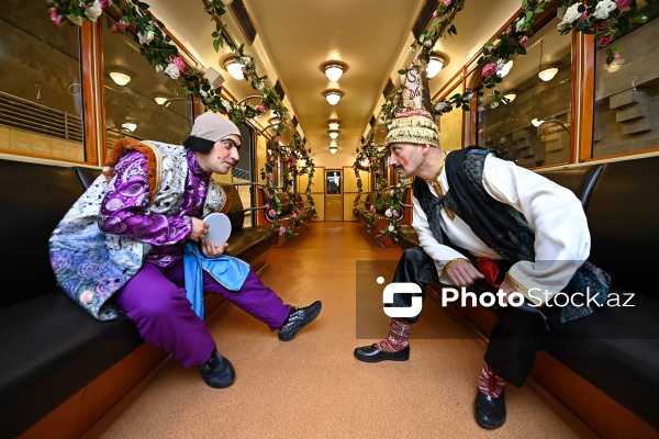 "İçərişəhər" metrostansiyasında sərgilənən retro vaqonlar