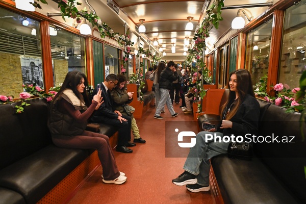 "İçərişəhər" metrostansiyasında sərgilənən retro vaqonlar