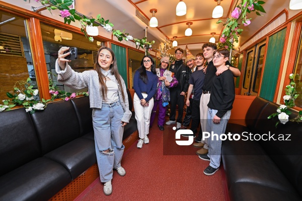 "İçərişəhər" metrostansiyasında sərgilənən retro vaqonlar