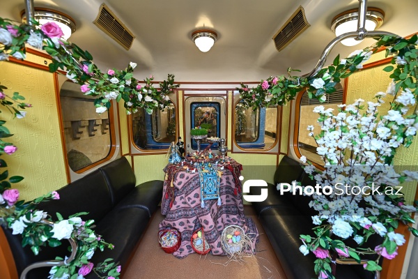 "İçərişəhər" metrostansiyasında sərgilənən retro vaqonlar