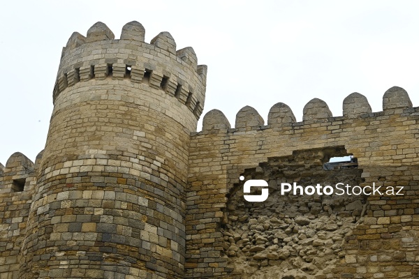 İçərişəhərin Kiçik Qala küçəsində, 13-14 saylı bürclərin kəsişdiyi qala divarlarının kiçik bir hissəsində baş verən uçqun