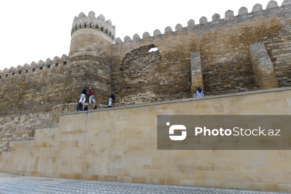 İçərişəhərin Kiçik Qala küçəsində, 13-14 saylı bürclərin kəsişdiyi qala divarlarının kiçik bir hissəsində baş verən uçqun