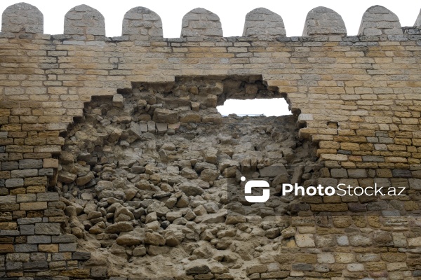 İçərişəhərin Kiçik Qala küçəsində, 13-14 saylı bürclərin kəsişdiyi qala divarlarının kiçik bir hissəsində baş verən uçqun