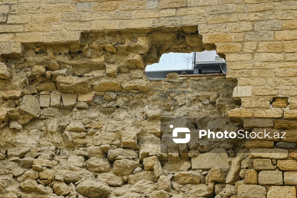 İçərişəhərin Kiçik Qala küçəsində, 13-14 saylı bürclərin kəsişdiyi qala divarlarının kiçik bir hissəsində baş verən uçqun