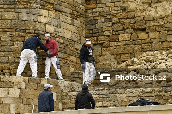 İçərişəhərin Kiçik Qala küçəsində, 13-14 saylı bürclərin kəsişdiyi qala divarlarının kiçik bir hissəsində baş verən uçqun