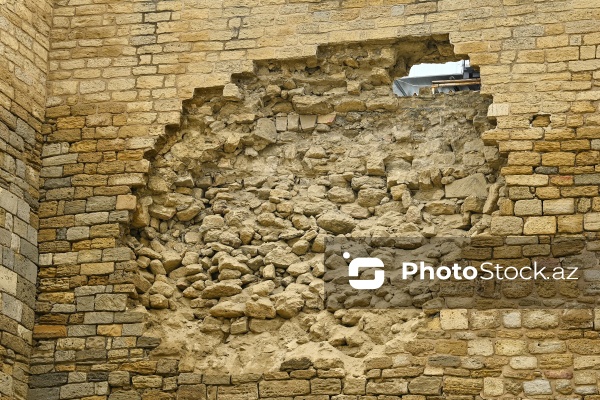 İçərişəhərin Kiçik Qala küçəsində, 13-14 saylı bürclərin kəsişdiyi qala divarlarının kiçik bir hissəsində baş verən uçqun