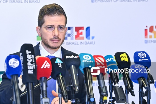 İsrail səfiri Corc Dikin mətbuat konfransı