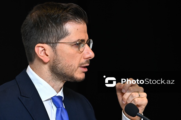 İsrail səfiri Corc Dikin mətbuat konfransı