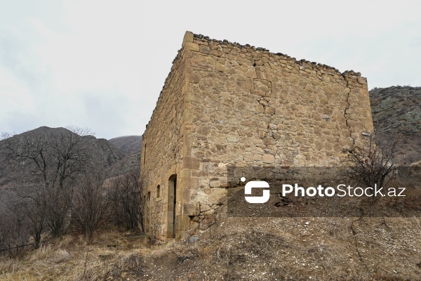 Suqovuşan qəsəbəsində yerləşən məbəd