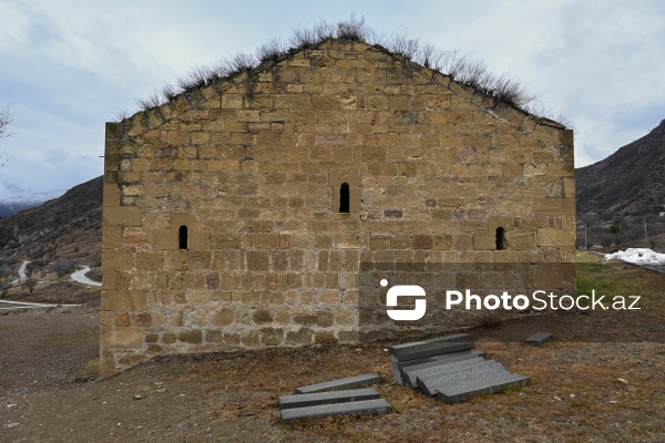 Suqovuşan qəsəbəsində yerləşən məbəd