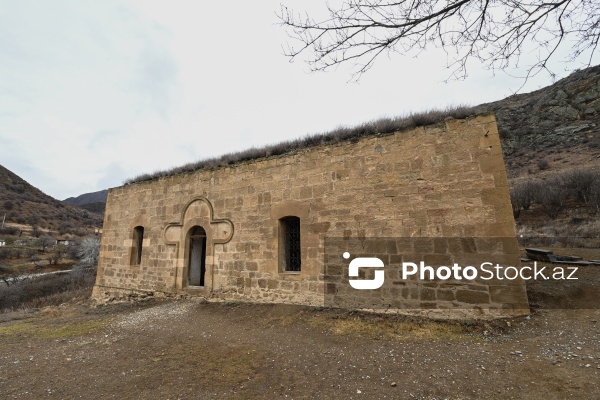 Suqovuşan qəsəbəsində yerləşən məbəd