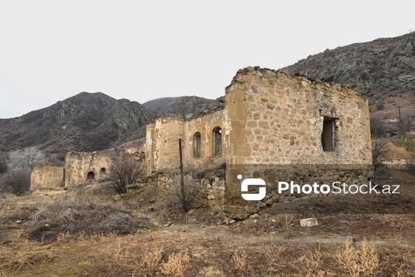 Suqovuşan qəsəbəsində yerləşən məbəd