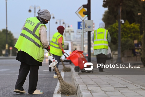 Günün erkən saatlarında işə başlayan kommunal xidmət işçiləri