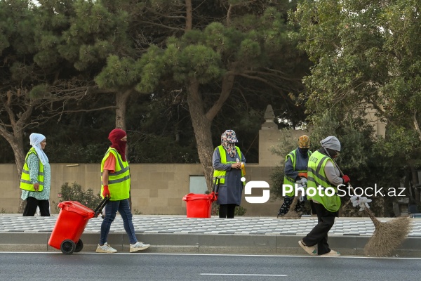 Günün erkən saatlarında işə başlayan kommunal xidmət işçiləri