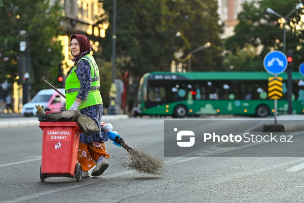 Günün erkən saatlarında işə başlayan kommunal xidmət işçiləri