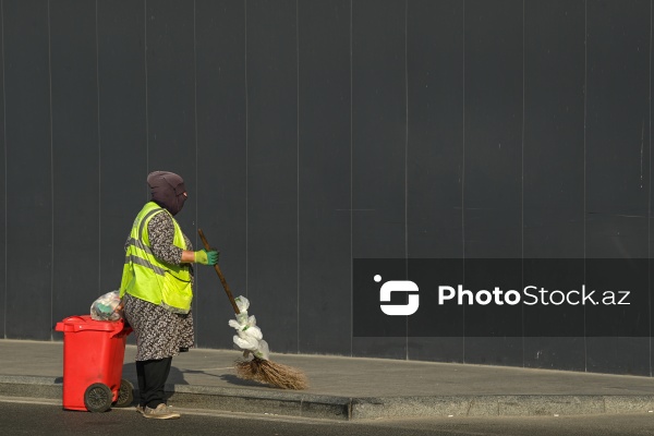 Günün erkən saatlarında işə başlayan kommunal xidmət işçiləri