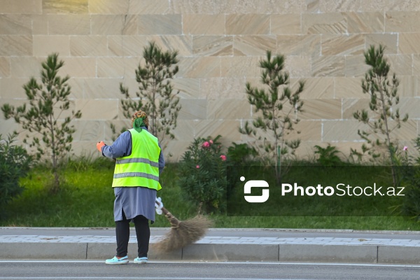 Günün erkən saatlarında işə başlayan kommunal xidmət işçiləri
