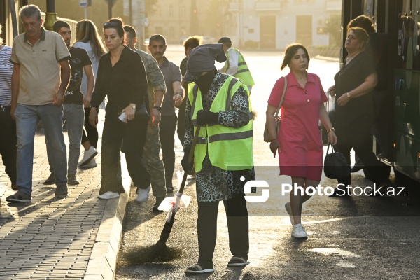 Günün erkən saatlarında işə başlayan kommunal xidmət işçiləri