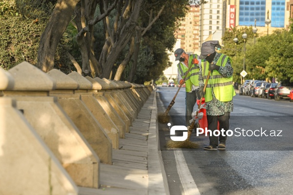 Günün erkən saatlarında işə başlayan kommunal xidmət işçiləri