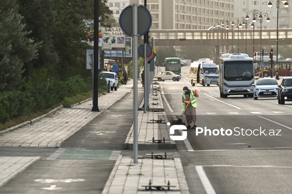 Günün erkən saatlarında işə başlayan kommunal xidmət işçiləri