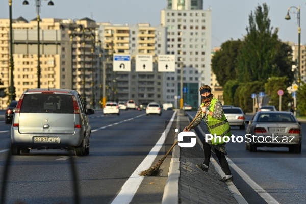 Günün erkən saatlarında işə başlayan kommunal xidmət işçiləri