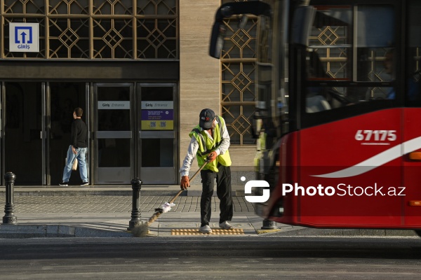 Günün erkən saatlarında işə başlayan kommunal xidmət işçiləri