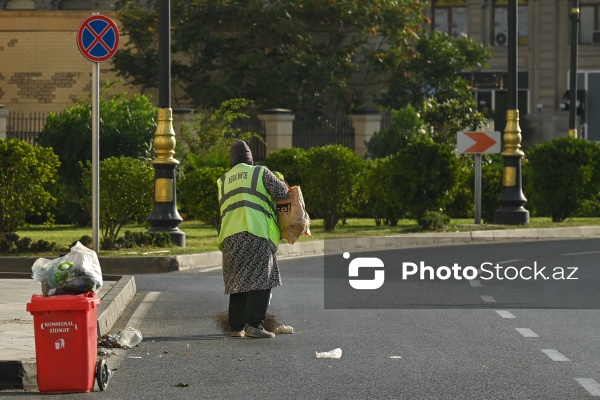 Günün erkən saatlarında işə başlayan kommunal xidmət işçiləri