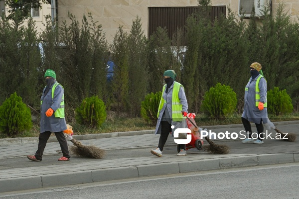 Günün erkən saatlarında işə başlayan kommunal xidmət işçiləri