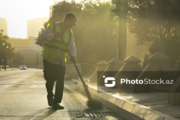 Günün erkən saatlarında işə başlayan kommunal xidmət işçiləri