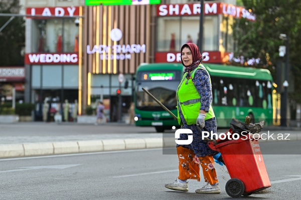 Günün erkən saatlarında işə başlayan kommunal xidmət işçiləri