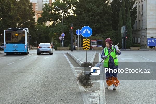 Günün erkən saatlarında işə başlayan kommunal xidmət işçiləri