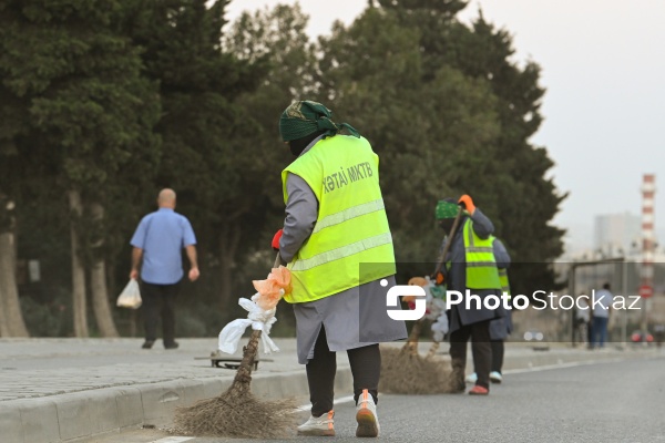 Günün erkən saatlarında işə başlayan kommunal xidmət işçiləri