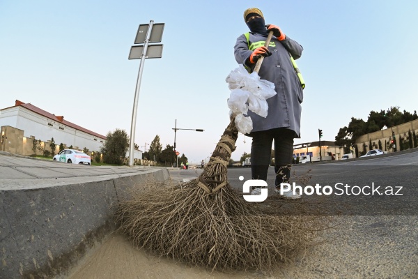 Günün erkən saatlarında işə başlayan kommunal xidmət işçiləri