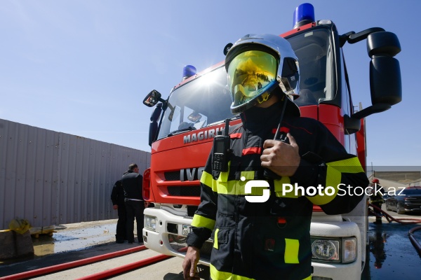 Lökbatan qəsəbəsində böyük anbarların birində baş verən güclü yanğın