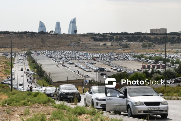 Bakının Badamdar qəsəbəsində yerləşən maşın bazarı