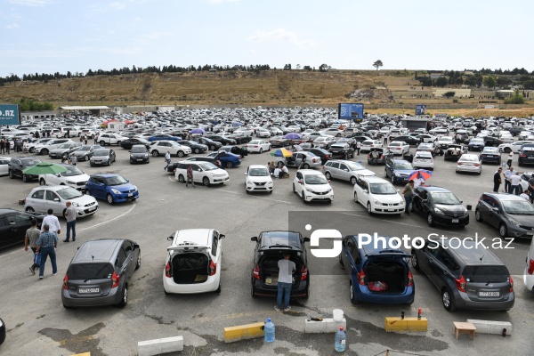 Bakının Badamdar qəsəbəsində yerləşən maşın bazarı