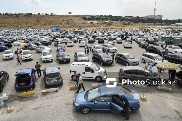 Bakının Badamdar qəsəbəsində yerləşən maşın bazarı