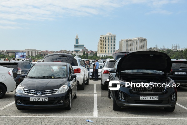 Bakının Badamdar qəsəbəsində yerləşən maşın bazarı