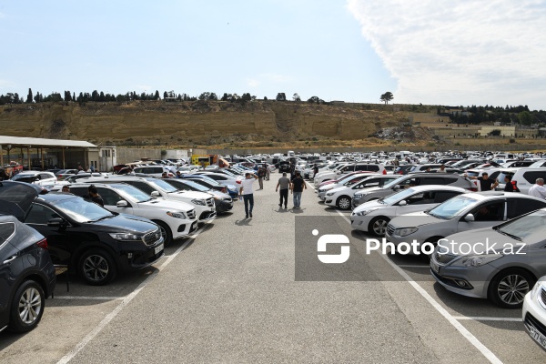 Bakının Badamdar qəsəbəsində yerləşən maşın bazarı