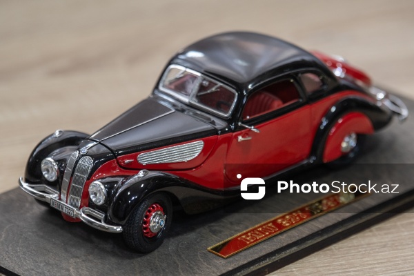 Hərbi texnika və retro avtomobillərin maketlərinin hazırlandığı modelistlər klubu