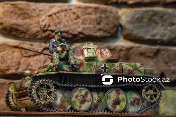 Hərbi texnika və retro avtomobillərin maketlərinin hazırlandığı modelistlər klubu