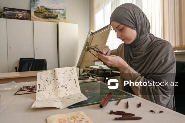 Hərbi texnika və retro avtomobillərin maketlərinin hazırlandığı modelistlər klubu