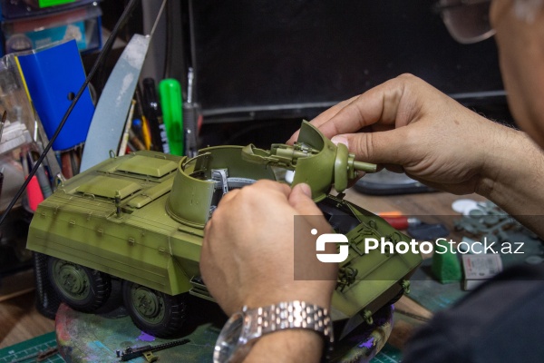 Hərbi texnika və retro avtomobillərin maketlərinin hazırlandığı modelistlər klubu